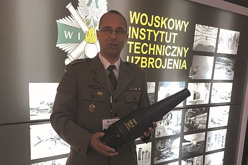 Mjr Piotr Ruliński demonstruje głowicę GK-2 HEAT, kandydującą do tegorocznej nagrody Defendera