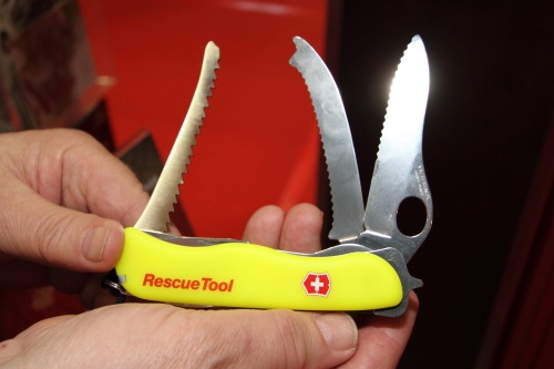 Scyzoryk Rescue Tool firmy Victorinox to bardzo przemyślane uniwersalne narzędzie, które powinno znaleźć się w wyposażeniu każdego strażaka zajmującego się ratownictwem drogowym. Z lewej strony narzędzia widoczne otwarte specjalne ostrze pozwalające ciąć klejone szyby samochodowe / Zdjęcie: Grzegorz Sobczak