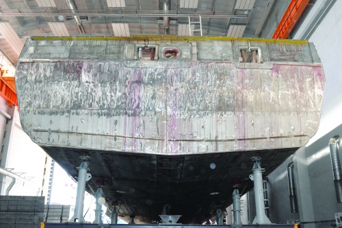 Rufa budowanego dopiero przyszłego ORP Kormoran z widocznymi miejscami na pędniki cykloidalne / Zdjęcie: Remontowa Shipbuilding