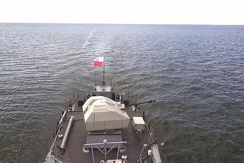 Innym pozytywnym przykładem są prace wdrożeniowe Okrętowego Systemu Uzbrojenia z armatą kal. 35 mm, który jest obecnie testowany na pokładzie ORP Kaszub, a docelowo trafi na pokłady nowych niszczycieli min / Zdjęcie: PIT-Radwar