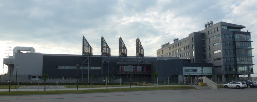 Widok centrum ekspozycyjno-konferencyjnego AmberExpo z boku, na jedną z dwóch hal, w których odbywa się od kilku lat Balt-Military-Expo / Zdjęcie: Michał Likowski