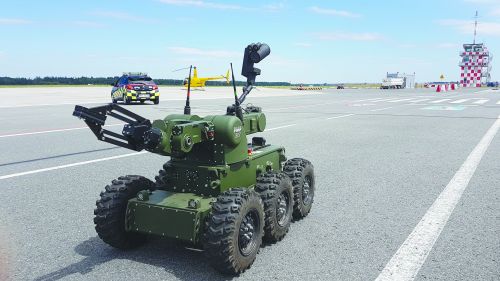 Robot IBIS® na lotnisku w Modlinie / Zdjęcia: Instytut PIAP