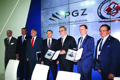 Podczas tegorocznego MSPO Boeing, Polska Grupa Zbrojeniowa i Wojskowe Zakłady Lotnicze Nr 1 podpisały porozumienia dotyczące współpracy w ramach wsparcia programu pozyskania śmigłowca uderzeniowego dla Wojsk Lądowych RP pk. Kruk / Zdjęcie: Bartosz Głowacki