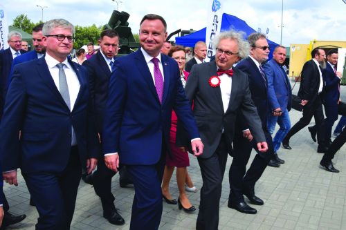 Prezydent Andrzej Duda w towarzystwie szefa BBN Pawła Solocha i prezesa Targów Kielce dr. Andrzeja Mochonia na terenie zewnętrznym wystawy / Zdjęcie: Andrzej Hypki