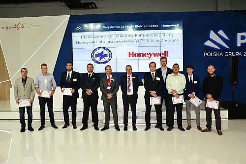 Przekazanie certyfikatów kompetencji Honeywell dla pracowników Wojskowych Zakładów Elektronicznych w Zielonce. Dokumenty wręczali: Werner Hanski, dyrektor zarządzający Honeywell Regelsysteme, Colin Dorsett, wiceprezes ds. obsługi posprzedażnej na Europę w Honeywell International oraz dr inż. Przemysław Kowalczuk, Prezes Zarządu, Dyrektor Generalny WZE / Zdjęcie: WZE