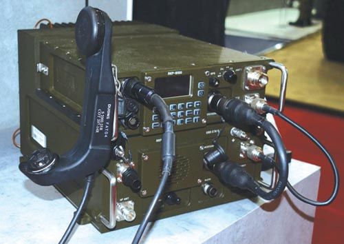 Radiostacja RKP-8100 wraz z adapterem RKP-8100AM-B to oferta CTM dla pojazdów kołowych i gąsienicowych, w tym dla modernizowanych Leopardów 2PL