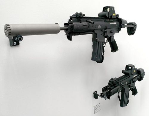 Prezentowany na zdjęciu FN SCAR-SC został wyposażony w tłumik dźwięku M.A.R.S. szwajcarskiego B&T i celownik holograficzny EOTECH