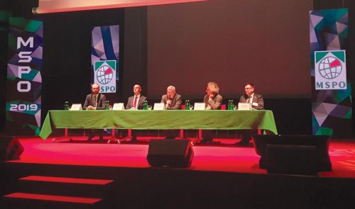 Od lewej: Piotr Dardziński, Piotr Wawrzyk, Marek Łapiński, Andrzej Mochoń – prezes Targów Kielce, który prowadził spotkanie, i Aleksander Nawrat / Zdjęcie: Tomasz Hypki