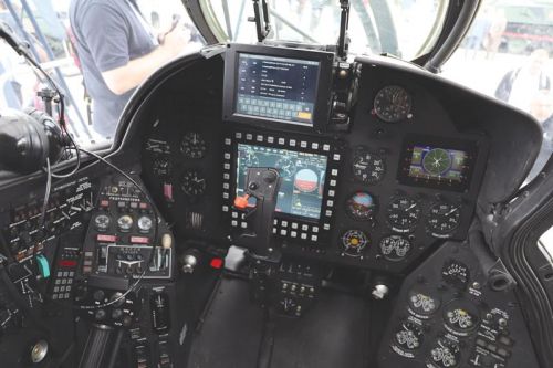 Kabina pilota została wyposażona m.in. w system HOCAS, nowoczesne ekrany i wyświetlacz przezierny HUD, opracowany na bazie elementów optycznych celownika ASP-17