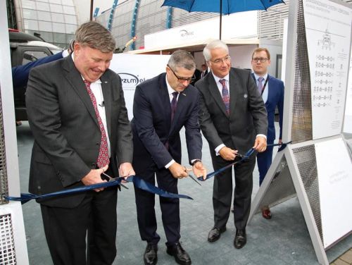 Ceremonia przecięcia wstęgi symbolizująca rebranding PZL w Mielcu, jako przedsiębiorstwa należącego do koncernu Lockheed Martin