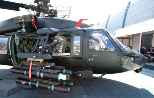 Black Hawk wyposażony w WASP, z km M134 i wyrzutnią pocisków Hellfire i JAGM