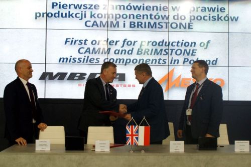 Porozumienie dotyczące włączenia MESKO w globalny łańcuch dostawców MBDA podpisali: dyrektor MBDA ds. współpracy przemysłowej z Polską Warren Devine, dyrektor sprzedaży MBDA UK Adrian Monks, prezes MESKO Tomasz Stawiński i wiceprezes MESKO Gabriel Nowina Konopka / Zdjęcie: MBDA