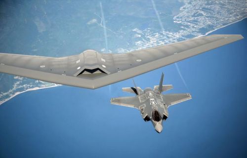 Według Amerykanów, Harpi Szpon miałby być bezzałogowcem stealth, dostarczającym informacje taktyczne samolotom F-35A Sił Powietrznych / Ilustracja: Lockheed Martin
