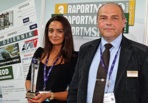 Nagrodę za najbardziej efektowne stoisko tegorocznego MSPO odebrali przedstawiciele Instytutu Technicznego Wojsk Lotniczych – Justyna Białowąs i Robert Czaplicki