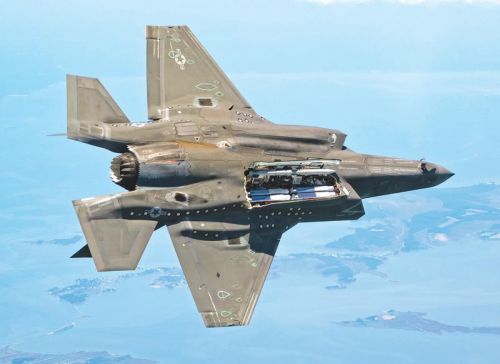 Inteligentna bomba szybująca StormBreaker została zatwierdzona do użytku przez samoloty wielozadaniowe F-15E Strike Eagle. Trwa jego integracja z samolotami F/A-18 E/F Super Hornet oraz wszystkimi wersjami F-35 / Zdjęcie: Dane Wiedmann