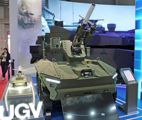 Bezzałogowy pojazd lądowy UGV, uzbrojony w km i pojedynczą wyrzutnię ppk AT-1K Raybolt, produkowany przez koncern LIG Nex1 / Zdjęcie: Andrzej Pawłowski