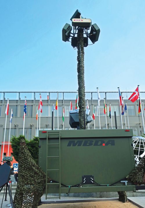 Prezentowany, wraz z MBDA, system do zwalczania bezzałogowców wyposażony w efektor laserowy / Zdjęcie: Dawid Kozdra