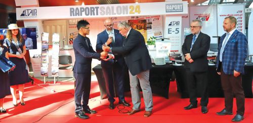 Nagrodę za najbardziej efektowne stoisko tegorocznego MSPO odebrał prezes Hanwha Aerospace Europe Boo Hwan Lee