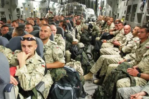 Kolejni żołnierze wracają do Polski