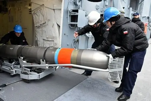 Trening załadunku uzbrojenia torpedowego