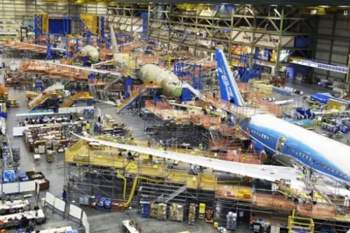 B787 o kolejny miesiąc później