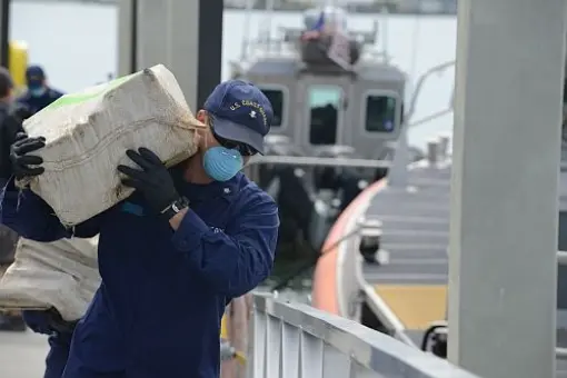 USCG dostarcza kontrabandę do Port Everglades