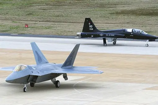 F-22 kontra T-38C