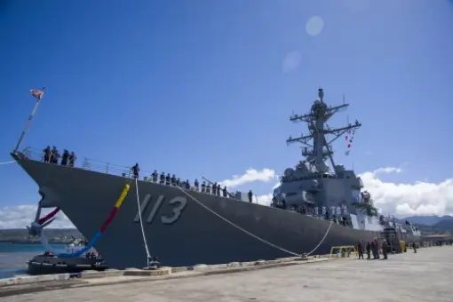USS John Finn w linii