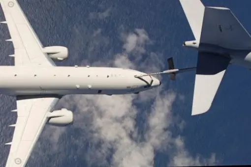 KC-30A tankuje P-8A RAAF