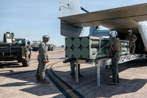 Osprey transportuje amunicję do HIMARS