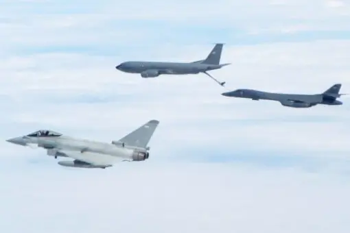 Typhoony eskortują B-1B