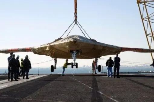 X-47B na pokładzie USS Harry S. Truman