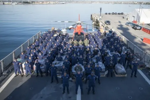 USCGC Bertholf wyładowuje kontrabandę