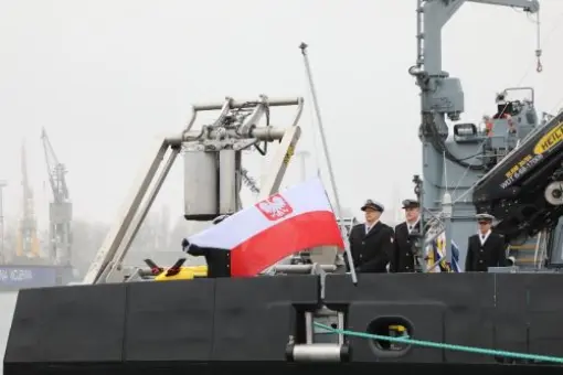 Podniesienie bandery na ORP Albatros