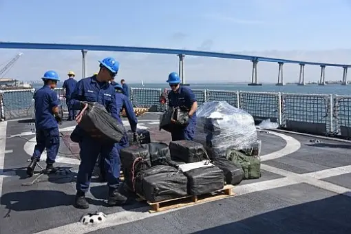 USCG wyładowuje kontrabandę