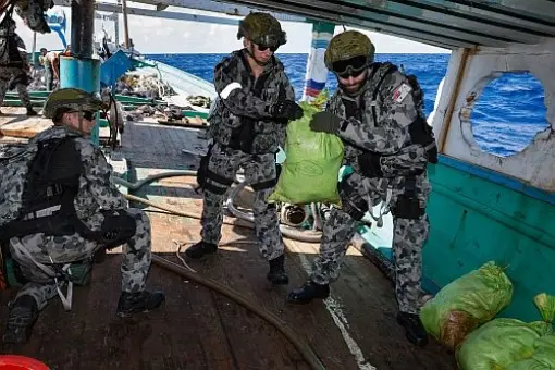 Załoga HMAS Arunta przejmuje narkotyki