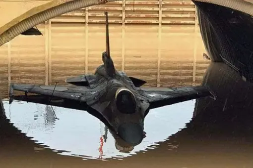 Izraelskie F-16 zatopiła powódź