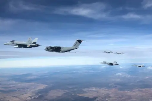 6 Hornetów tankuje z A400M