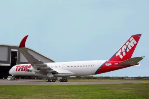 Pierwszy A350 w barwach TAM