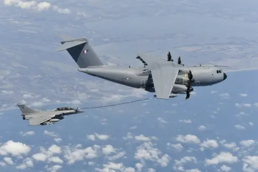 Rafale tankuje z A400M
