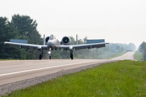 A-10 lądują na autostradzie