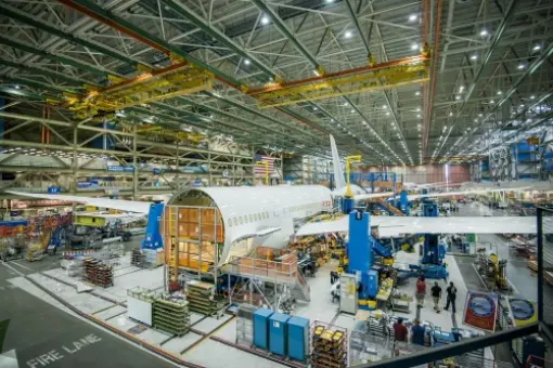 Montaż pierwszego 787 dla American
