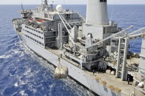 RFA Fort Rosalie wspiera USN