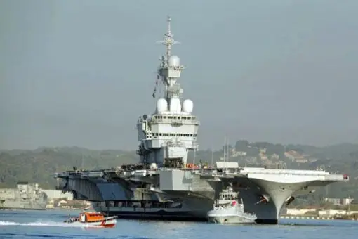 Charles de Gaulle wyszedł w morze