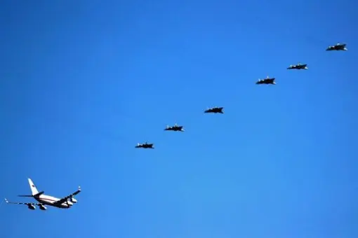 6 Su-57 z samolotem Putina