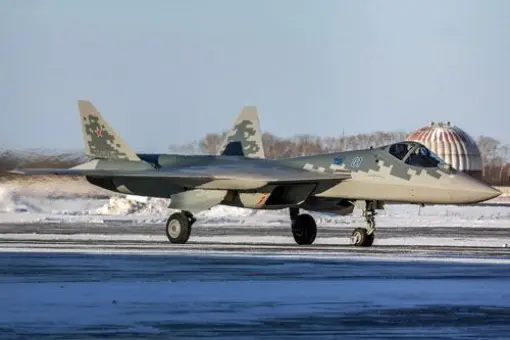 Seryjny Su-57 leci do Żukowskiego