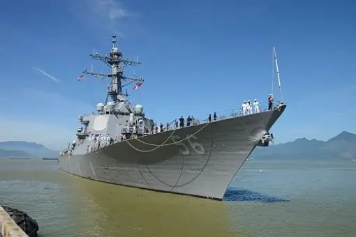 Historyczna wizyta okrętów USN w Cam Ranh