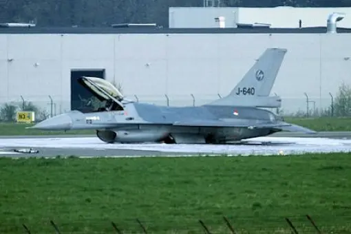 Awaryjne lądowanie F-16 
