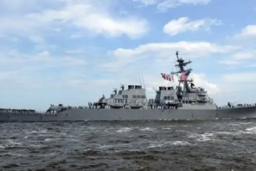 Stępka pod USS Thomas Hudner