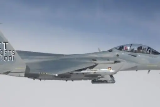 F-15EX odpala AIM-120D